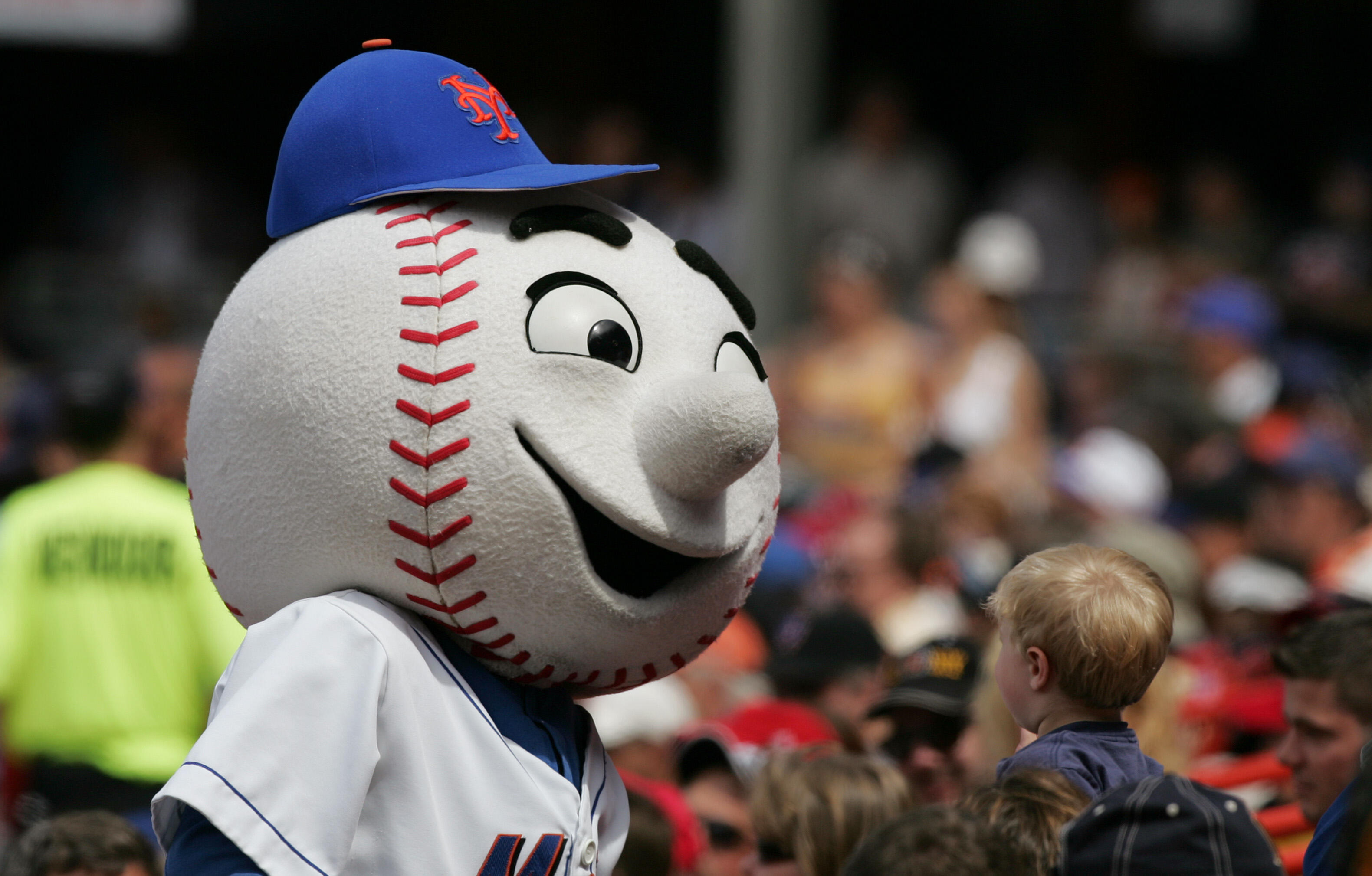 FLUSHING, NY - MAY 20: Mr. Met, the mascot of the New York Mets, during the game against the St. Louis Cardinals on May 20, 2004 at Shea Stadium in Flushing, New York.  The Cardinals won 11-4.  (Photo by Ezra Shaw/Getty Images)
