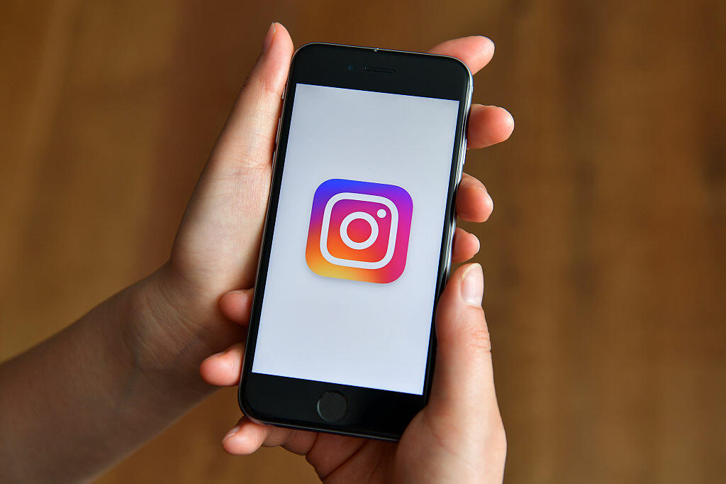 LONDON, ENGLAND - AUGUST 03: A person poses with an iPhone displaying the Instagram logo on August 3, 2016 in London, England.  (Photo by Carl Court/Getty Images)