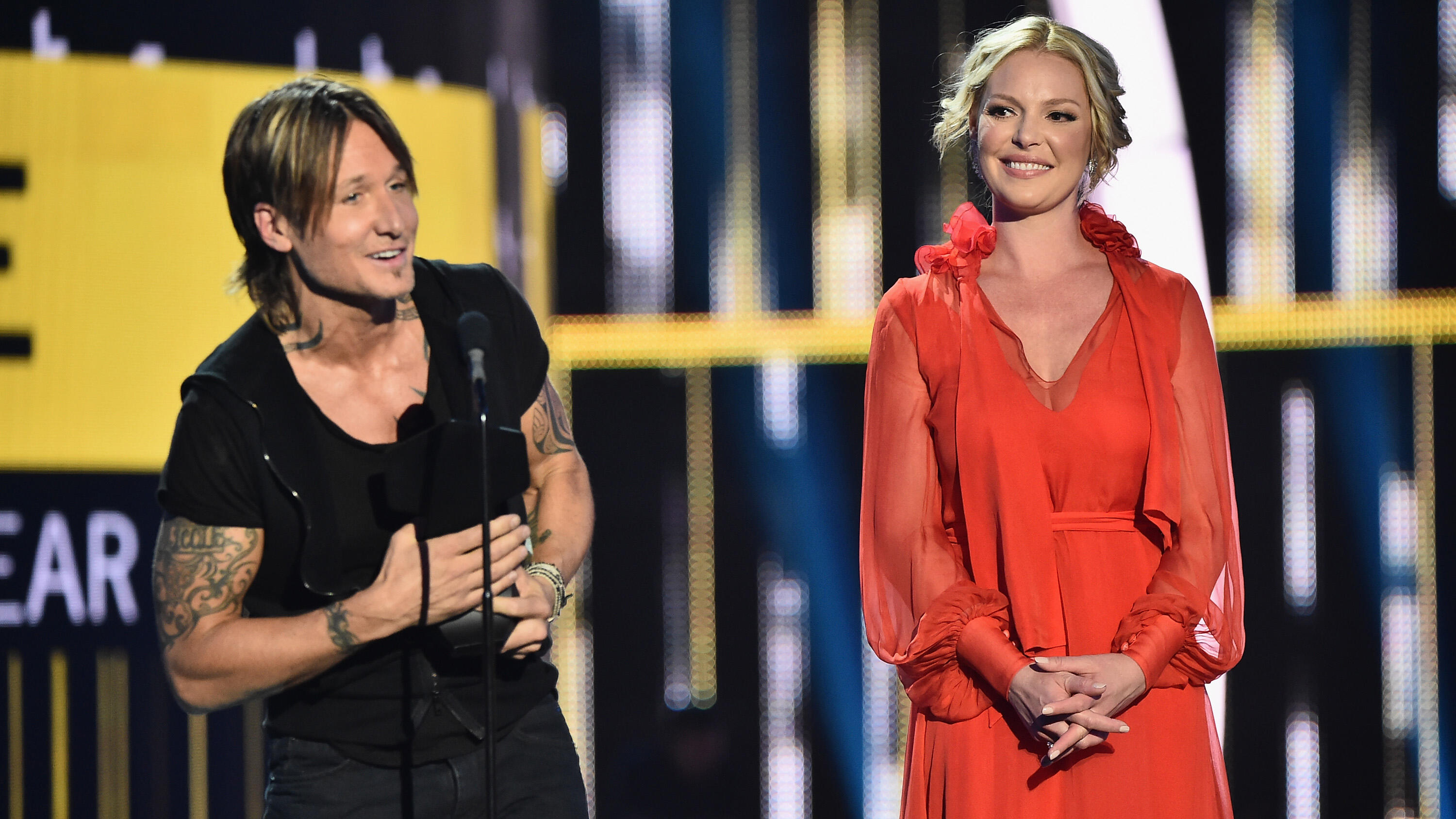 NASHVILLE, TN - JUNE 07:  Katherine Heigl (R) presents Keith Urban (L) with an award during the 2017 CMT Music Awards at the Music City Center on June 6, 2017 in Nashville, Tennessee.  (Photo by Michael Loccisano/Getty Images for CMT)
