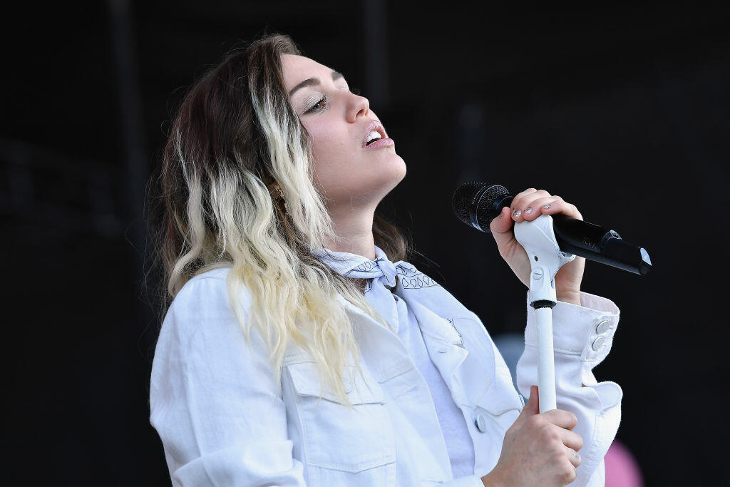WANTAGH, NY - JUNE 03:  Miley Cyrus performs onstage during 103.5 KTU's KTUphoria 2017 presented by AT&T at Northwell Health at Jones Beach Theater on June 3, 2017 in Wantagh, New York.  (Photo by Dia Dipasupil/Getty Images for iHeart Media)