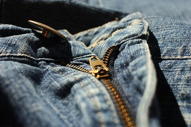 Jeans zipper with light