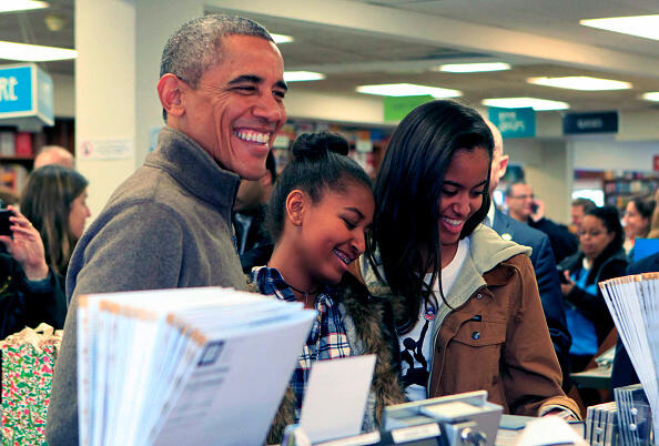 WASHINGTON, DC - NOVEMBER 29: (AFP OUT) U.S. President Barack Obama and daughters Sasha (C) and Malia purchase books at Politics and Prose bookstore for 