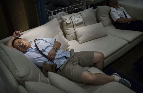 Chinese Shoppers Make The Most Of IKEA's Open Bed Policy