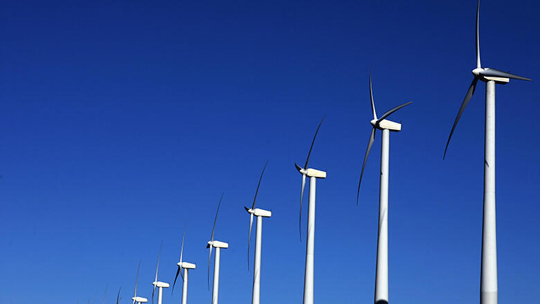 (FILES)- Picture taken 30 December 2006 shows a windfarm near Palm Springs, California. The Nobel-winning panel of world climate experts gathered in Spain 12 November 2007 to complete a key report as a top UN official warned failure to tackle global warmi