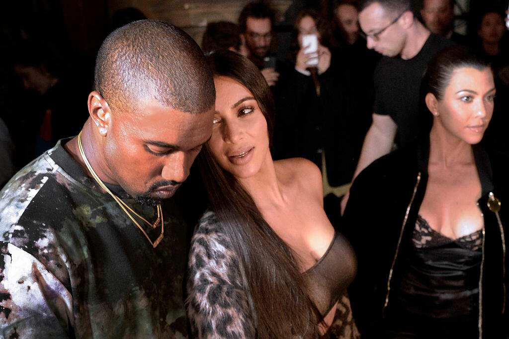 (From L) Kanye West, Kim Kardashian and Kourtney Kardashian attend the Off-white 2017 Spring/Summer ready-to-wear collection fashion show, on September 29, 2016 in Paris. / AFP / ALAIN JOCARD        (Photo credit should read ALAIN JOCARD/AFP/Getty Images)