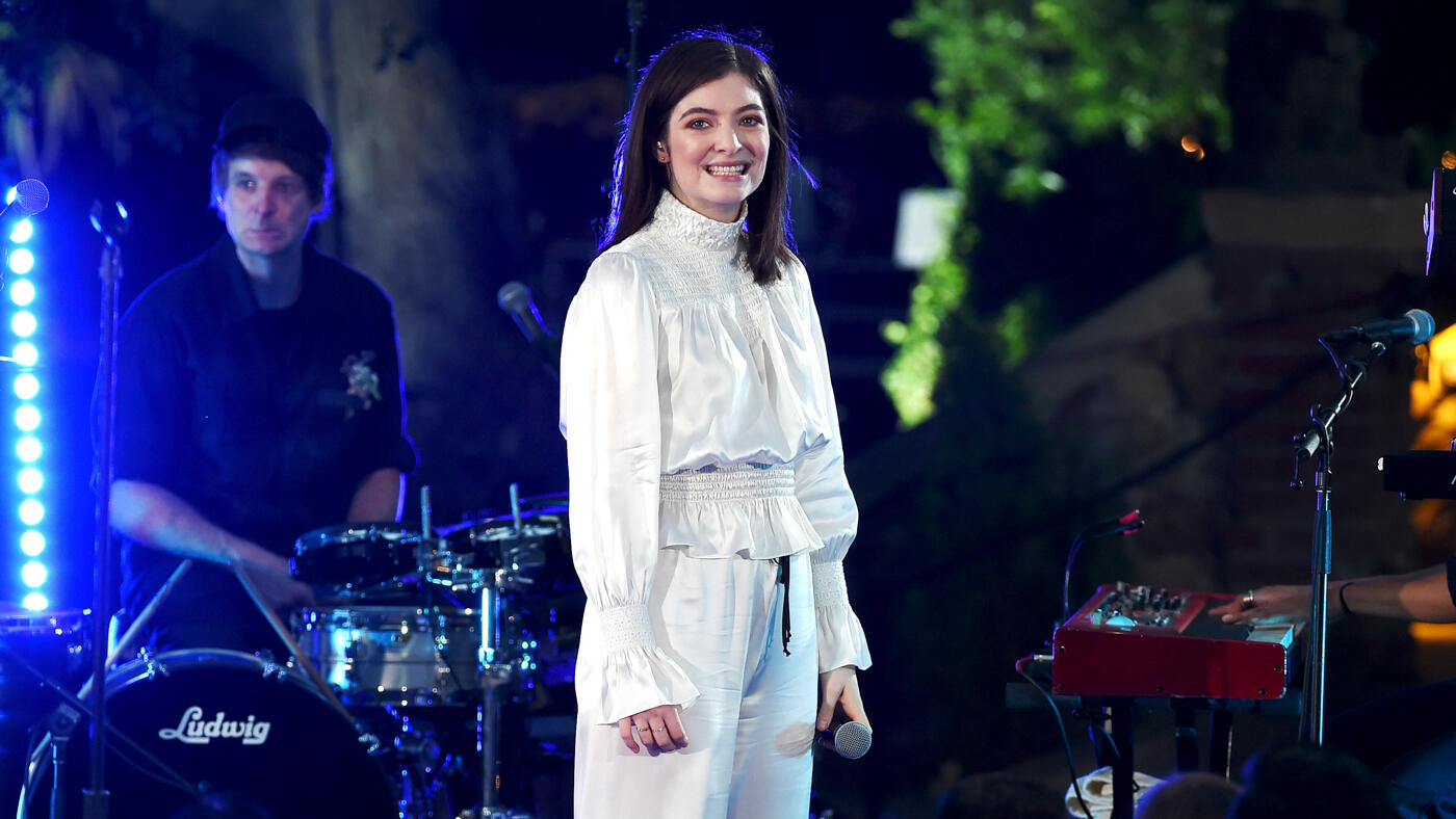PHOTOS: iHeartRadio Secret Sessions by AT&T Featuring Lorde - Thumbnail Image