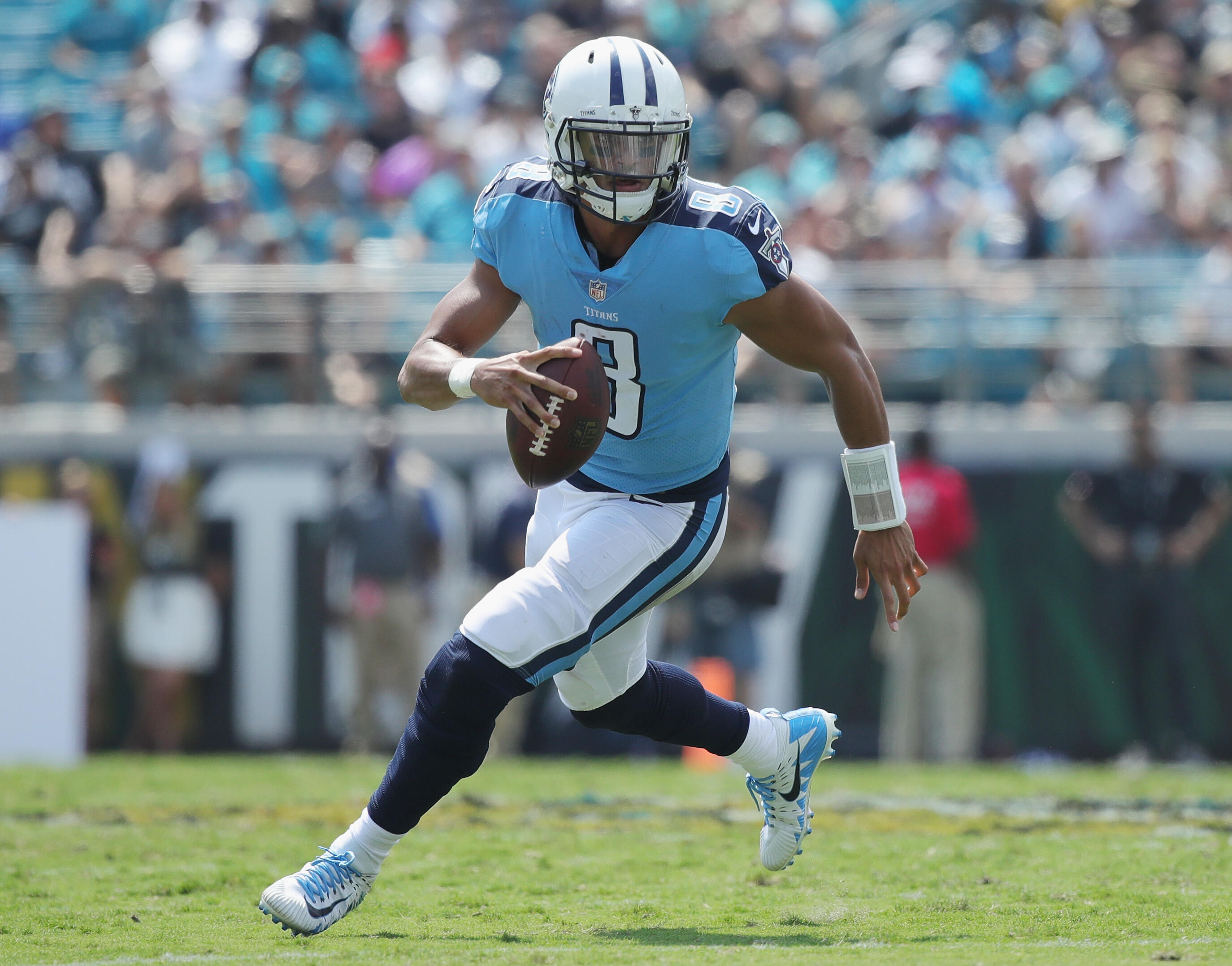 JACKSONVILLE, FL - SEPTEMBER 17: Marcus Mariota #8 of the Tennessee Titans runs with the football during the first half of their game against the Jacksonville Jaguars at EverBank Field on September 17, 2017 in Jacksonville, Florida. (Photo by Logan Bowles/Getty Images)