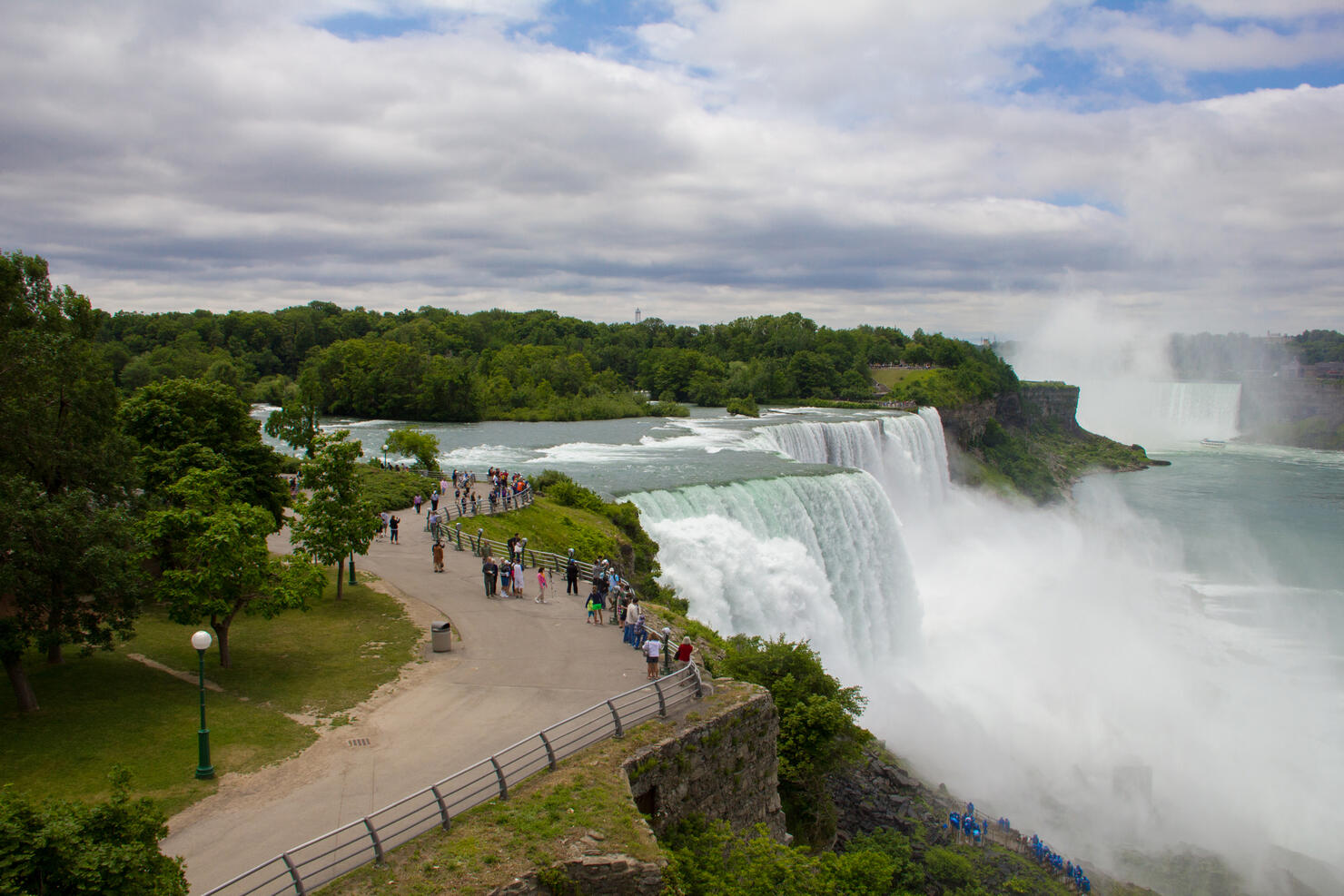 10-Year-Old Survives 100 Foot Drop At Niagara Falls After Photo Pose ...