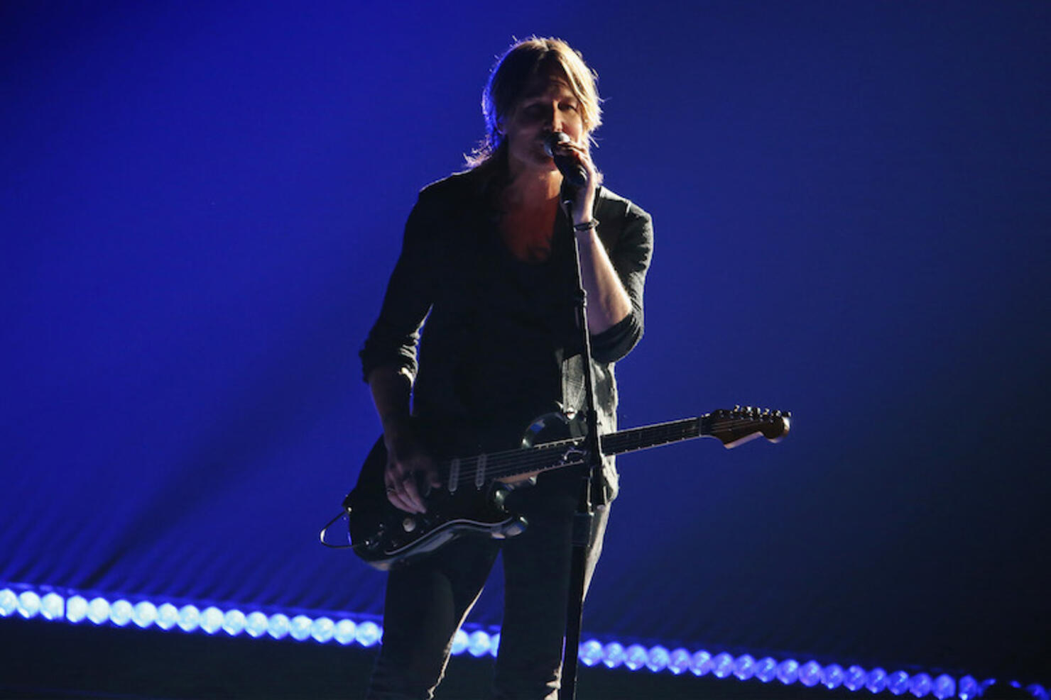 Keith Urban Performs New Song 