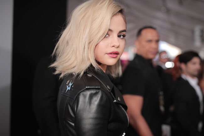 Selena Gomez Debuts Blonde Hair On Amas Red Carpet Photos