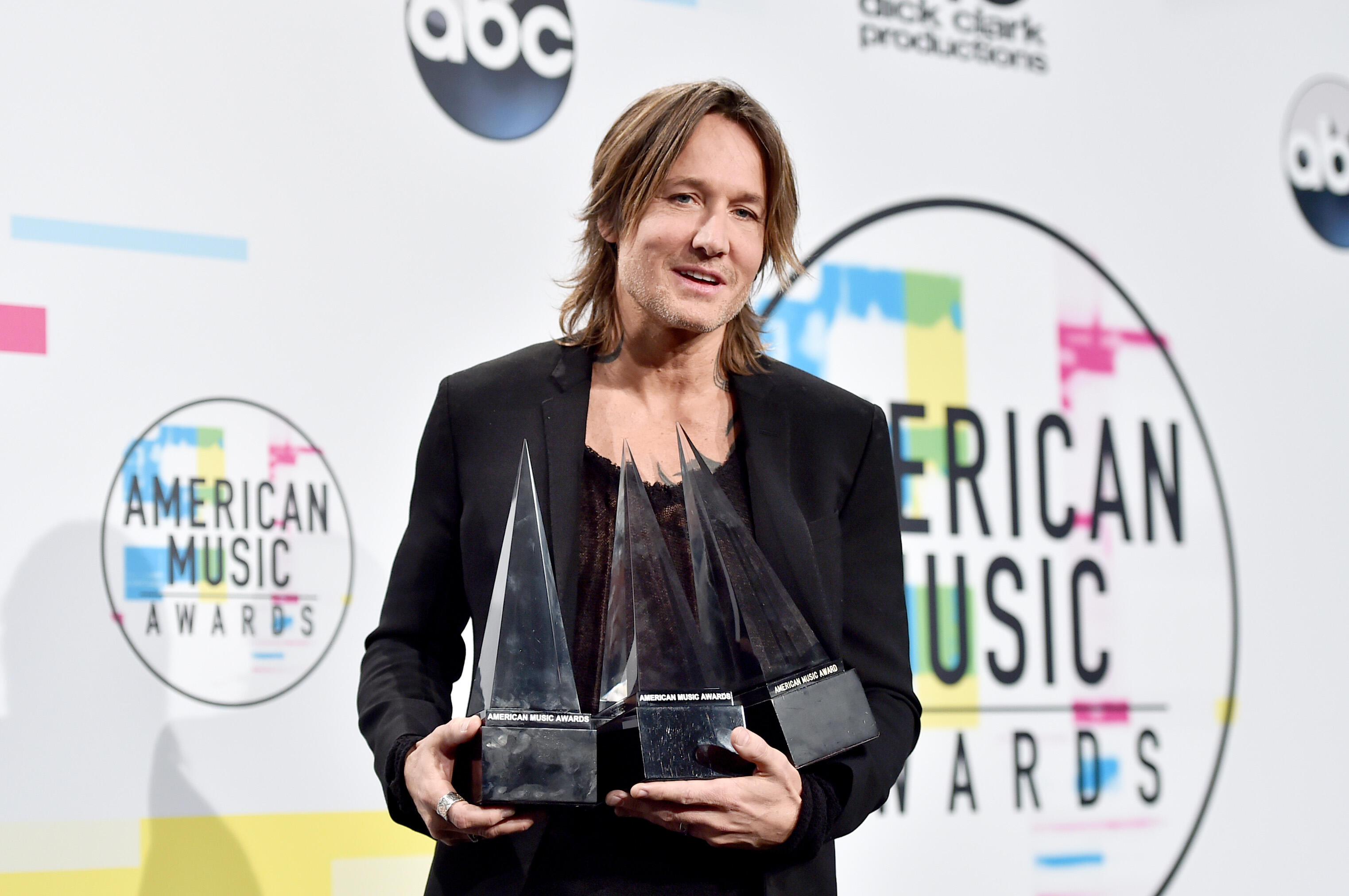 LOS ANGELES, CA - NOVEMBER 19: Keith Urban poses in the press room during the 2017 American Music Awards at Microsoft Theater on November 19, 2017 in Los Angeles, California. (Photo by Alberto E. Rodriguez/Getty Images) 