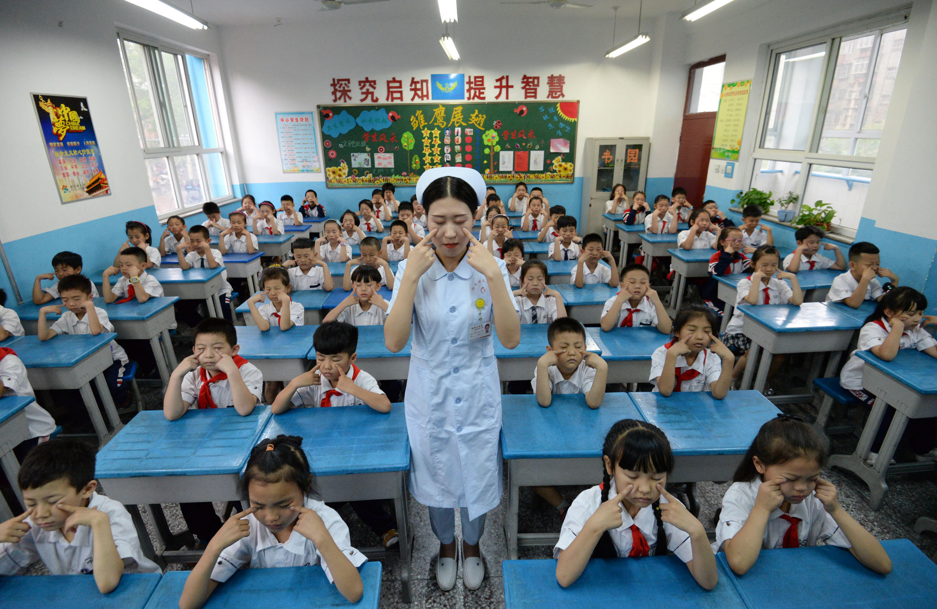Уроки в разных странах. Начальная школа в Китае. Китайские школьники. Школьный класс в Китае. Китайский класс в школе.