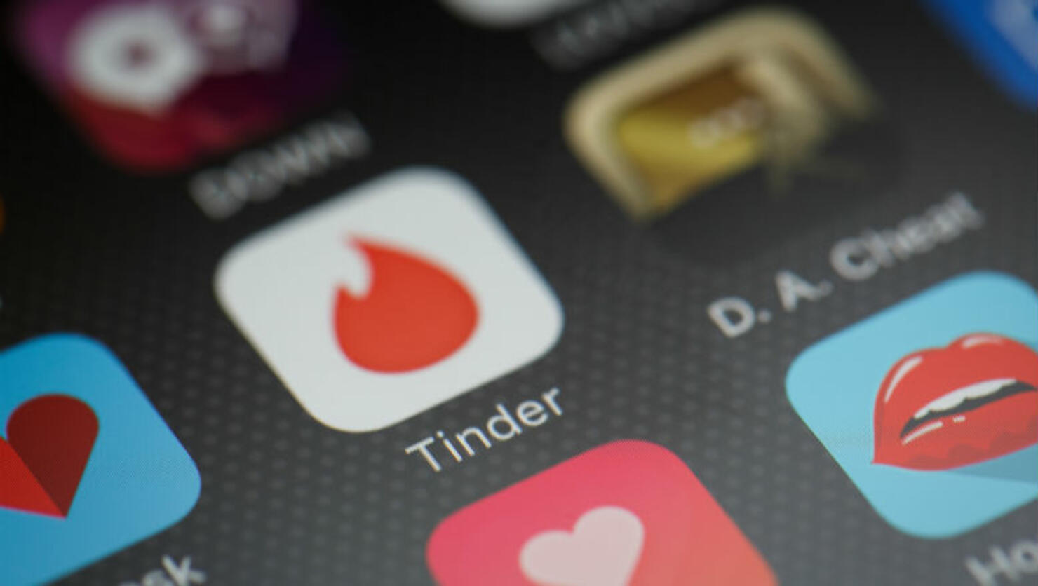 Nebraska Woman Found Dead After A Tinder Date With Another Woman Iheart 6887