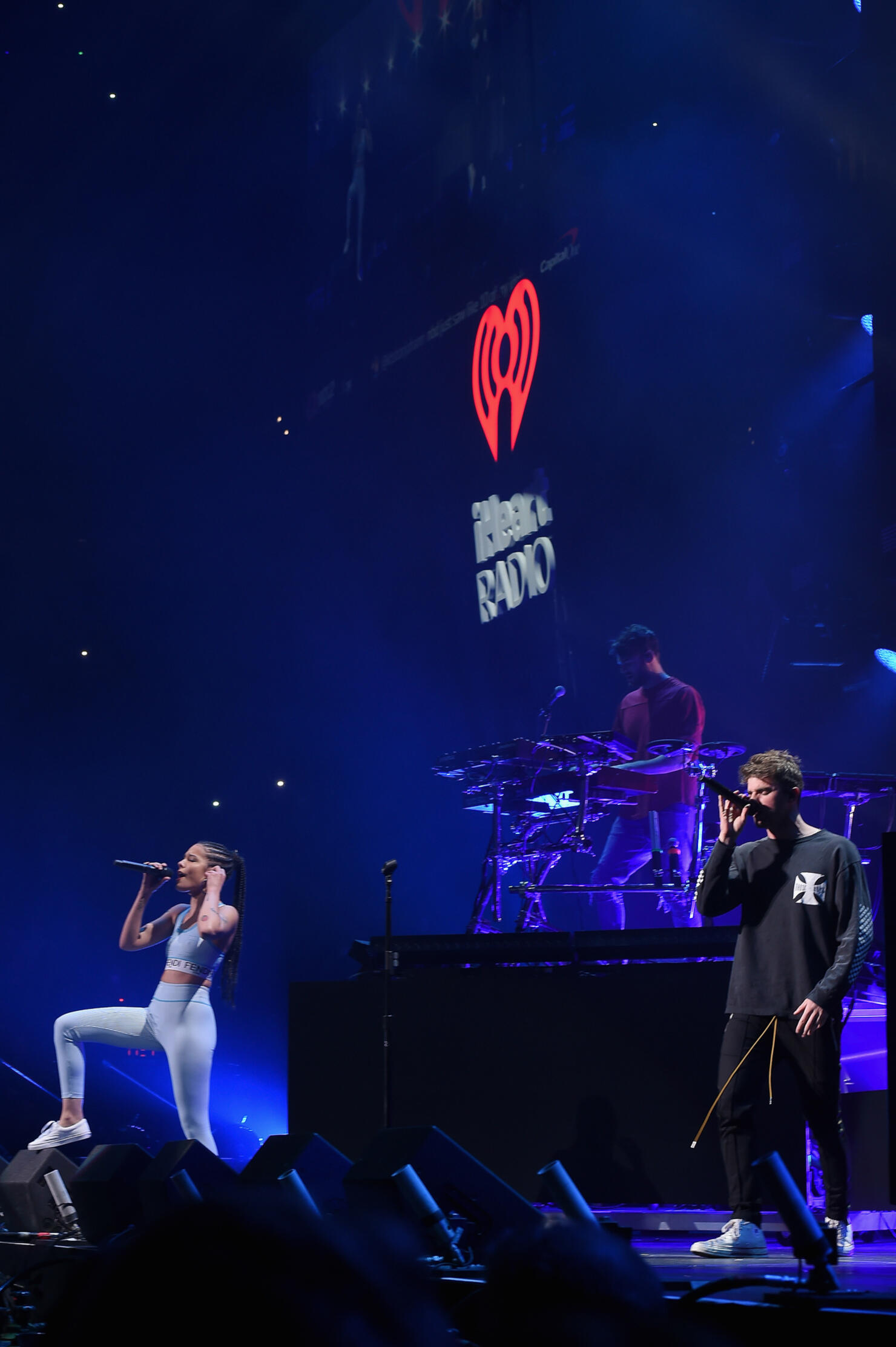 Halsey joins the Chainsmokers close out Q102 Jingle Ball 2017.