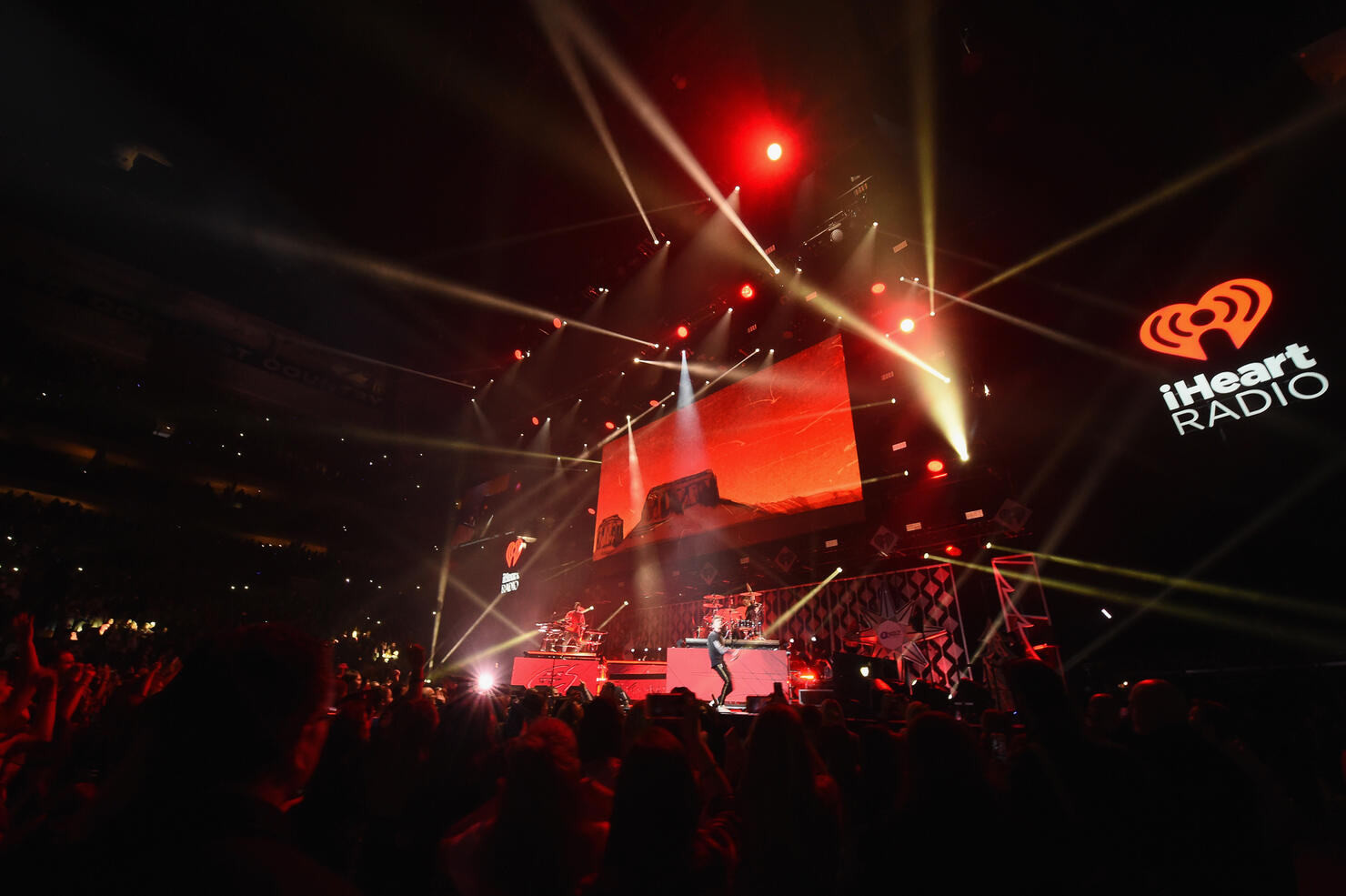 The Chainsmokers close out Q102 Jingle Ball 2017.