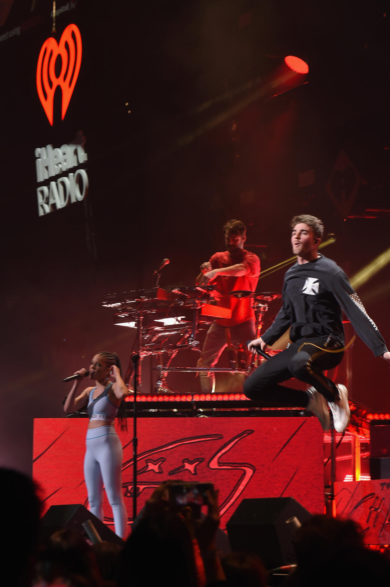 Halsey on stage with the Chainsmokers close out Q102 Jingle Ball 2017.