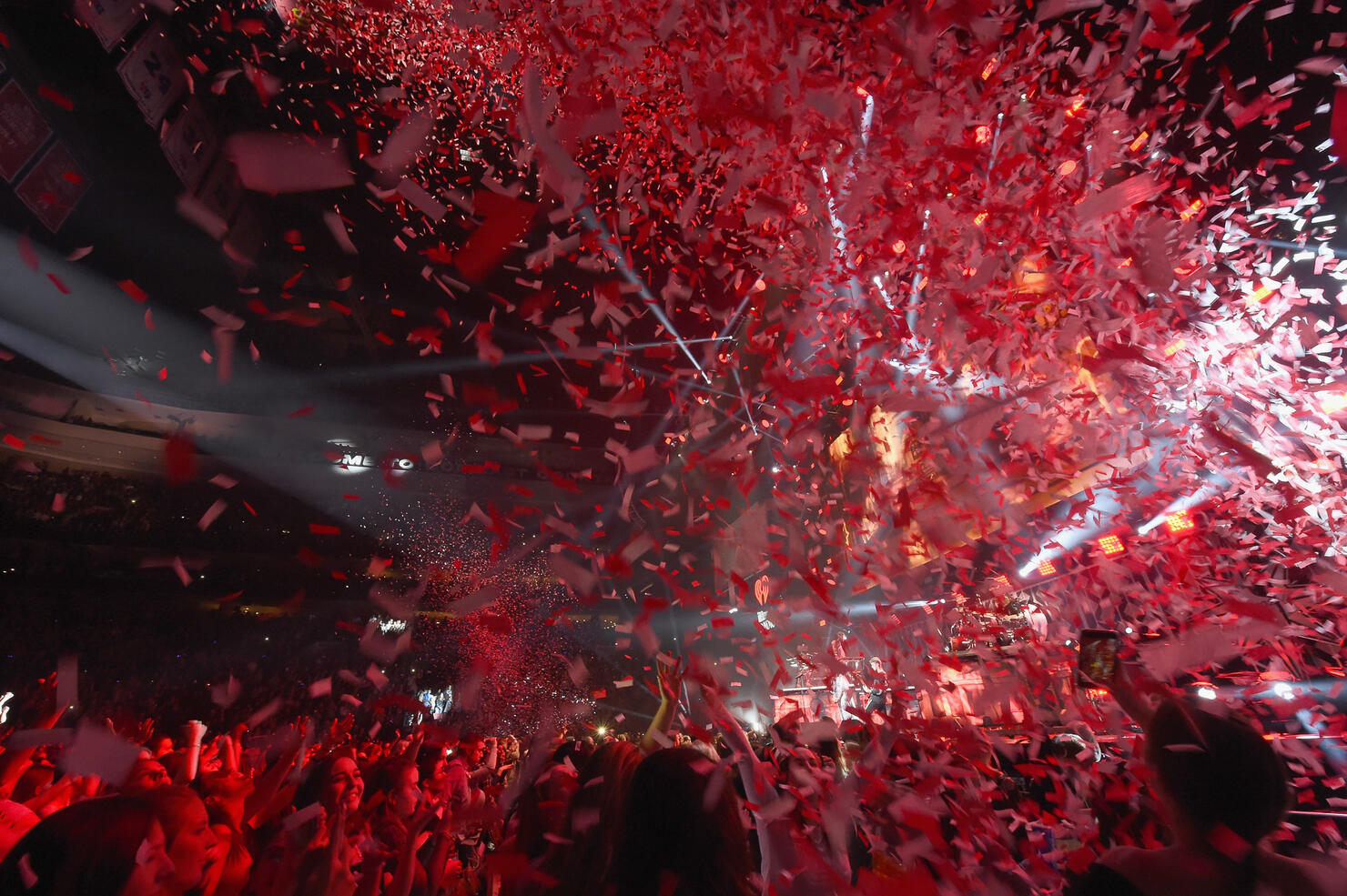 The Chainsmokers close out Q102 Jingle Ball 2017.