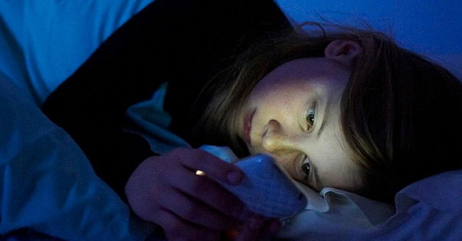 звонок от бывшего сонник. ночной звонок. если приснился телефонный звонок. девушка с телефоном ночью. сон звонок.