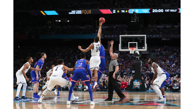 Omari Spellman #14 of the Villanova Wildcats and Udoka Azubuike #35 of the Kansas Jayhawks 