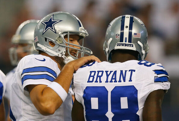 Tony Romo talks with Dez Bryant