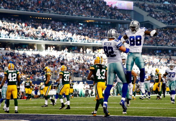 Jason Witten celebrates a touchdown with wide receiver Dez Bryant 