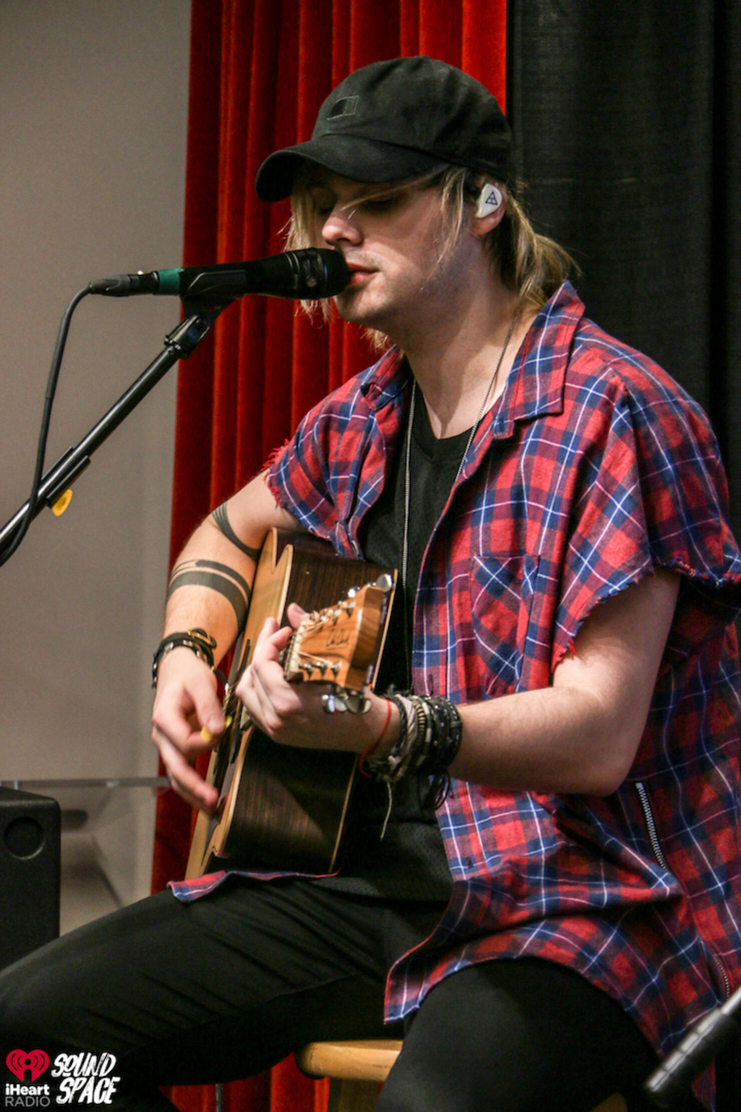 5 Seconds Of Summer Perform @ 104.7 KISS FM