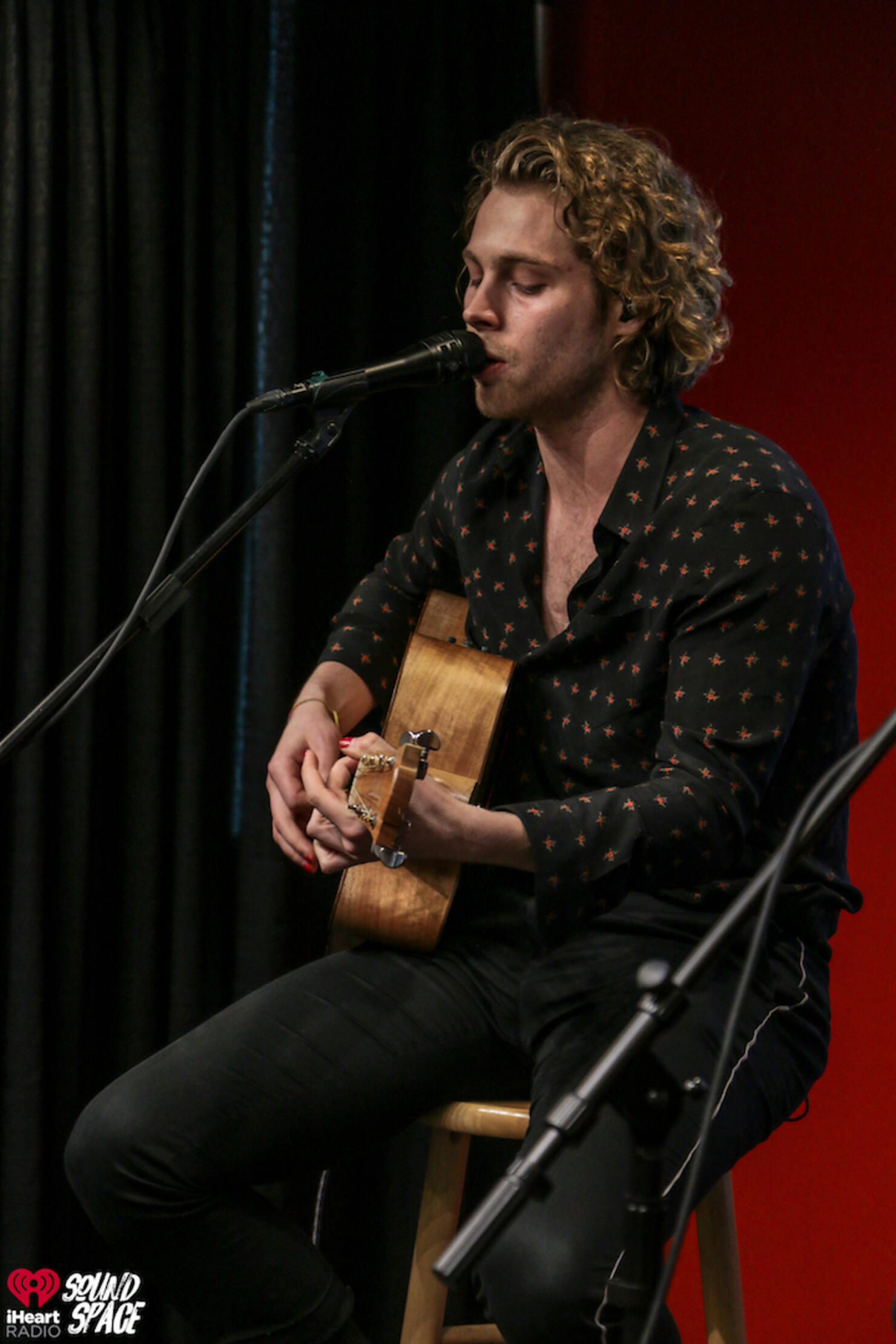 5 Seconds Of Summer Perform @ 104.7 KISS FM