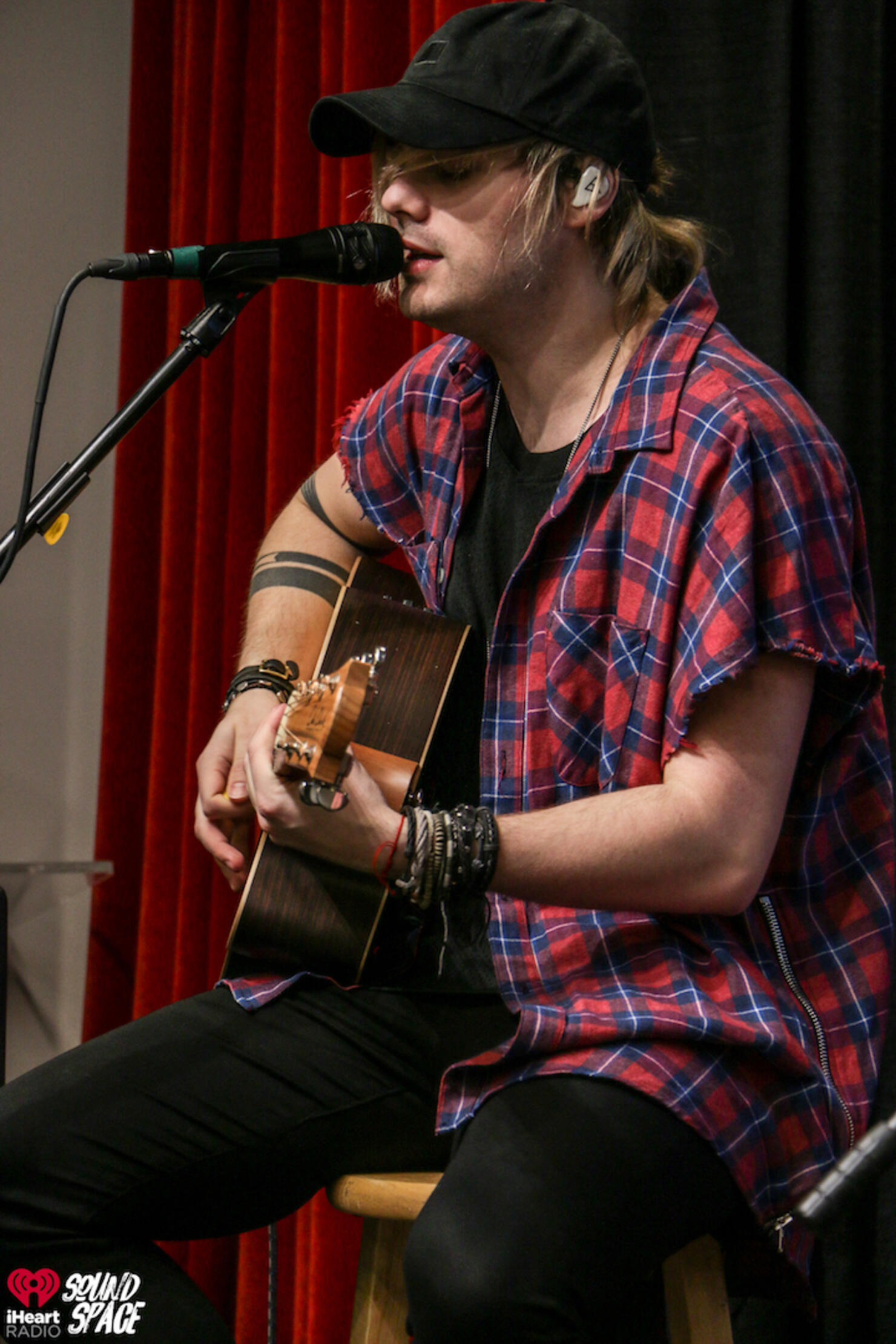 5 Seconds Of Summer Perform @ 104.7 KISS FM