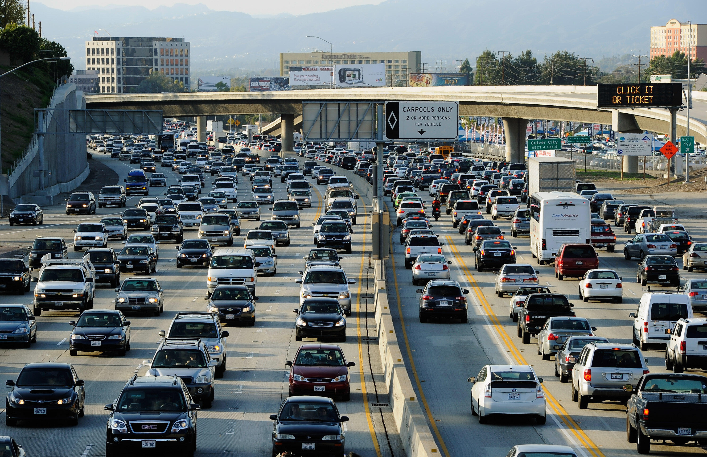 Сколько автолюбителей. Трафик в Лос Анджелесе. Лос Анджелес Хайвей. Лос Анджелес пробки. Автострада Лос Анджелес.