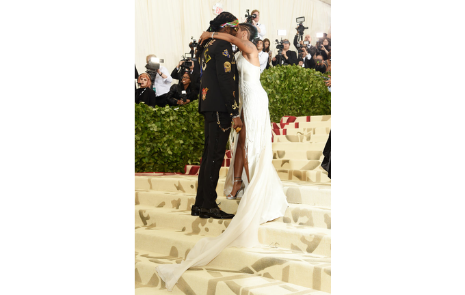 2 Chainz proposing to his longtime girlfriend