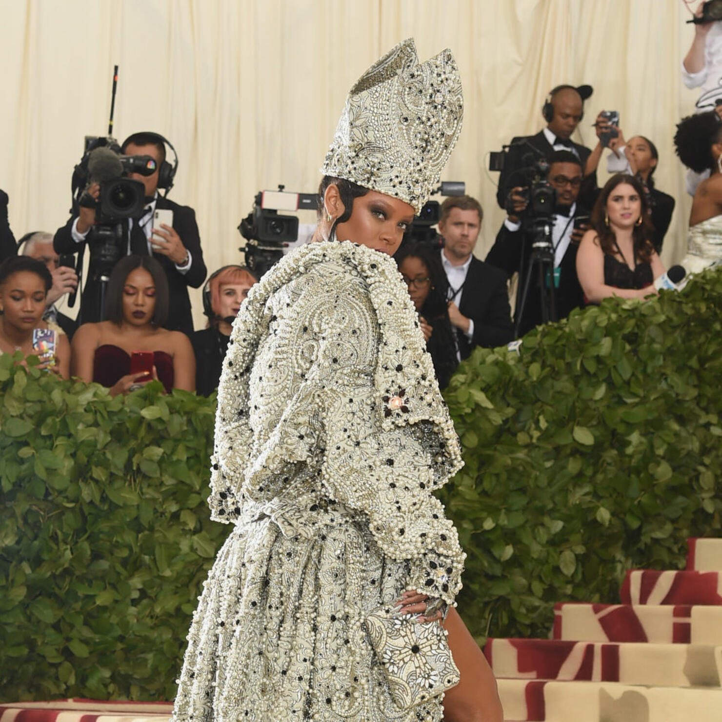 Певица Рианна в серебряном наряде Maison Margiela на Met Gala 2018