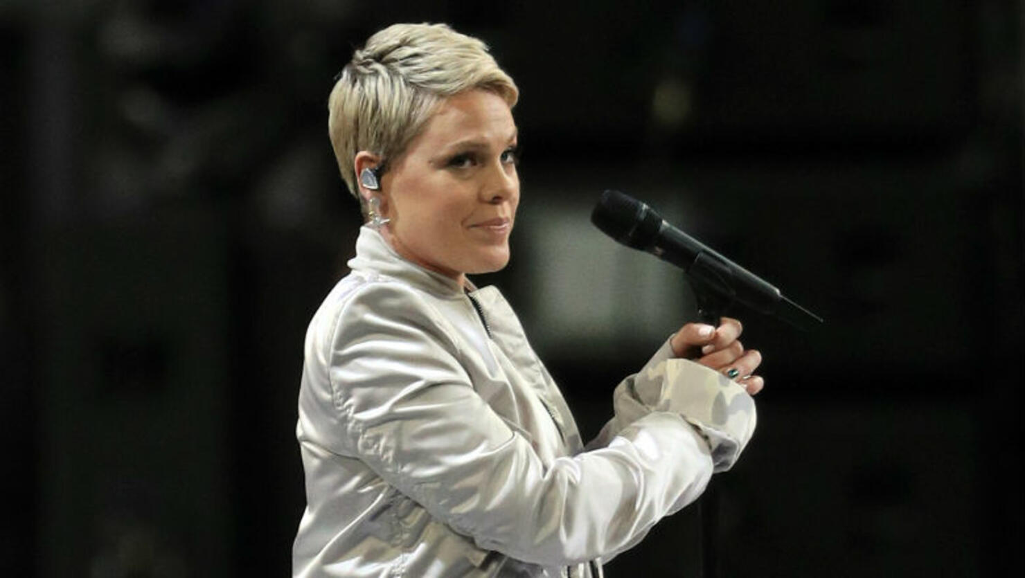 Pink Had The Perfect Response To An Ageist Twitter Troll See Her Clapback Iheart