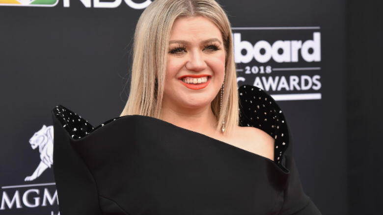 Kelly Clarkson Shuts Down Homophobic Fan Who Slammed Same-Sex Marriage ...