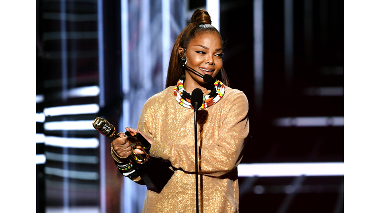 Janet Jackson holds her Icon Award -photo:Getty Images North America