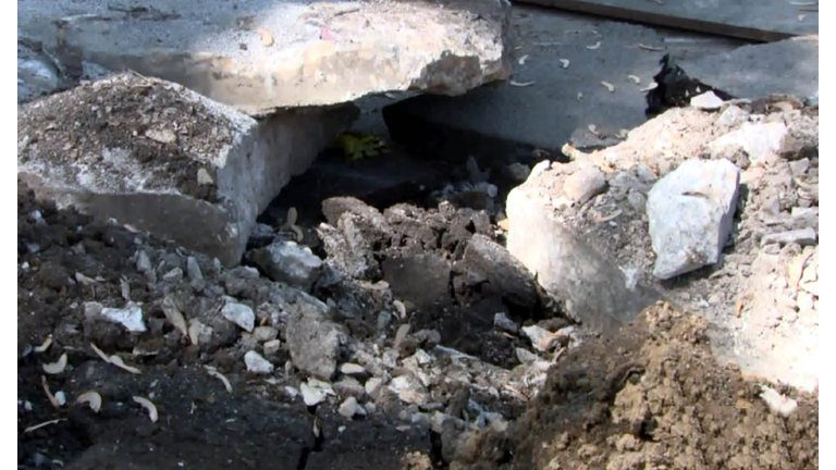 35-foot deep sink hole in Des Moines city street. WHO TV