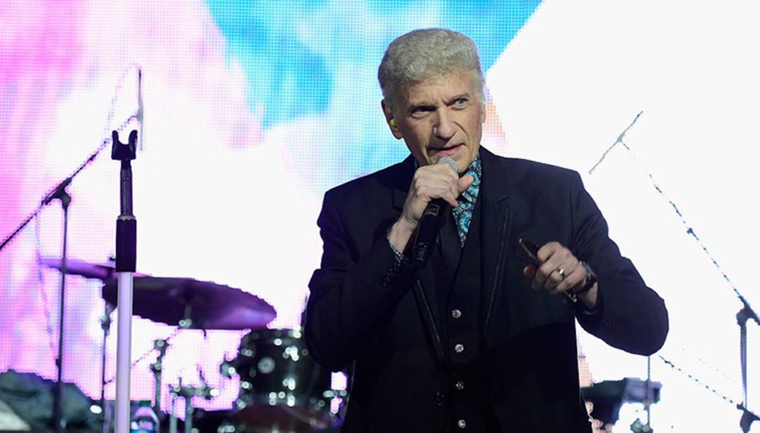 does dennis deyoung tour anymore