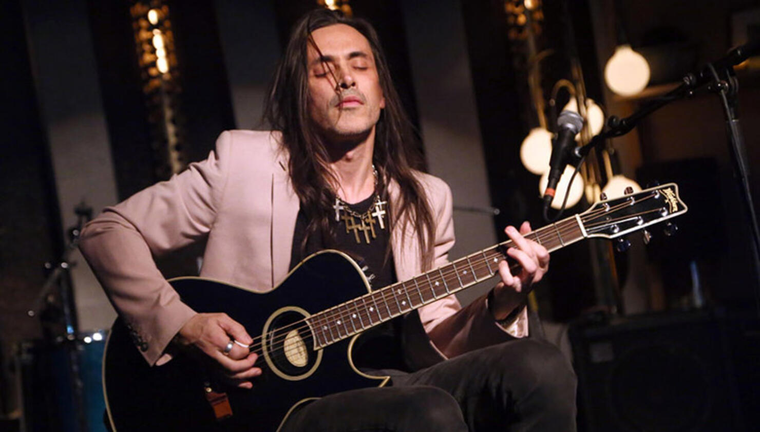 Nuno Bettencourt Says Extreme Is Careful About Playing New Music Live |  iHeart