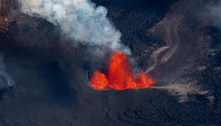 Hawaii's Kilauea Volcano Shooting Green Gemstones Into The Air ...