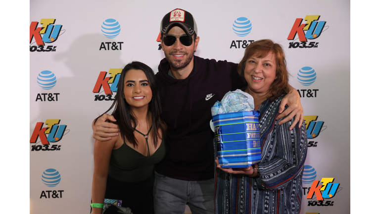 PHOTOS: Enrique Iglesias Meets Fans Backstage at KTUphoria