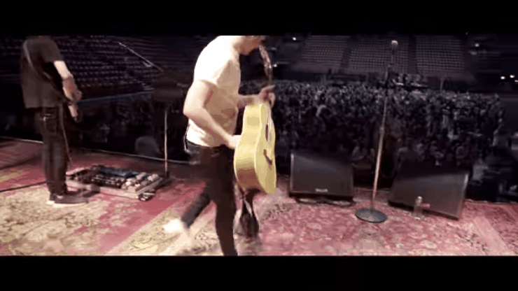 Niall Horan Plays Soccer Backstage on Tour