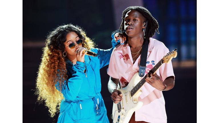 H.E.R. and Daniel Caesar performing at the 2018 BET Awards