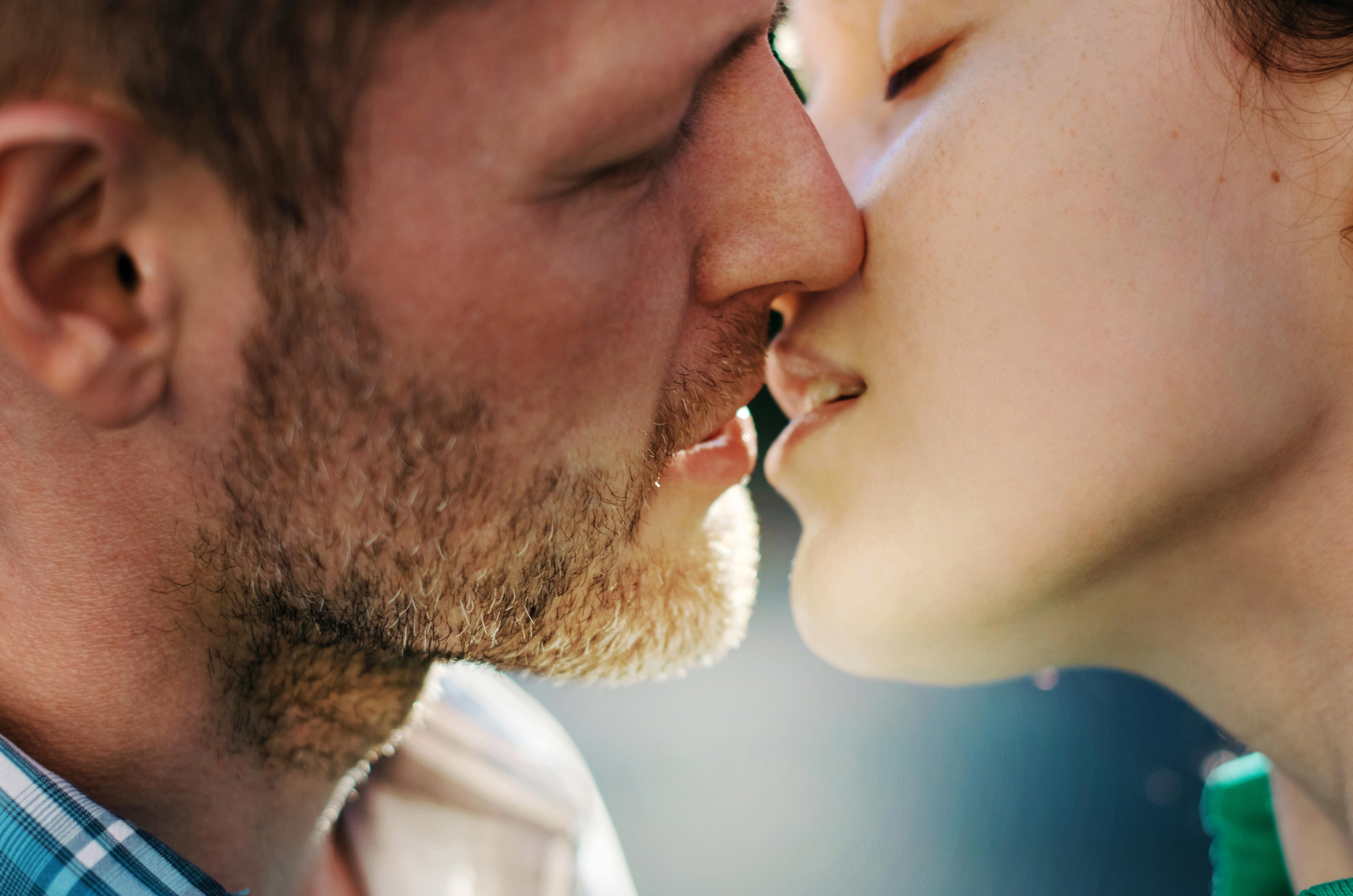 very-romantic-kisses