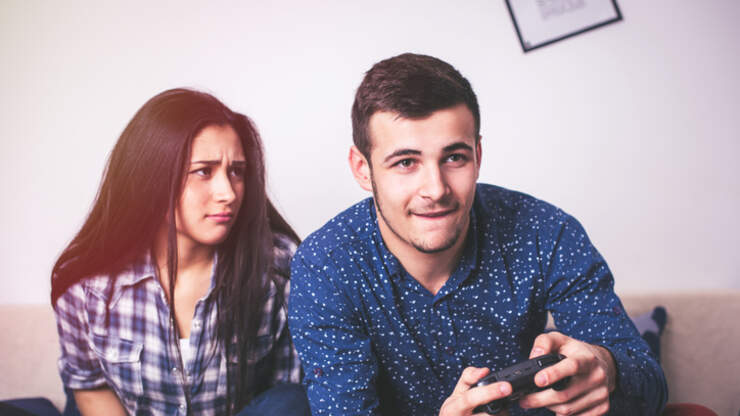 Listener Eliana's Boyfriend Is Addicted To A Video Game | The Rendezvous