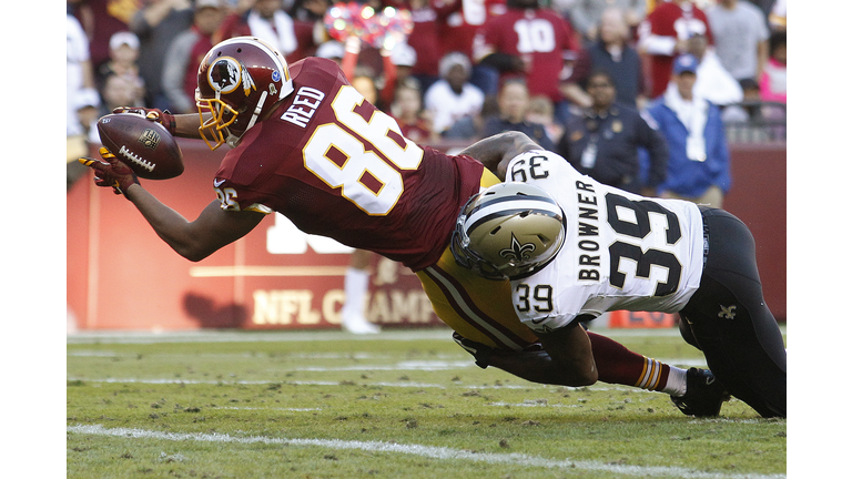  Tight end Jordan Reed #86 of the Washington Redskins scores a third quarter touchdown past cornerback Brandon Browner #39 of the New Orleans Saints during a gam at FedExField on November 15, 2015 in Landover, Maryland. (Photo by Matt Hazlett/Getty Images)