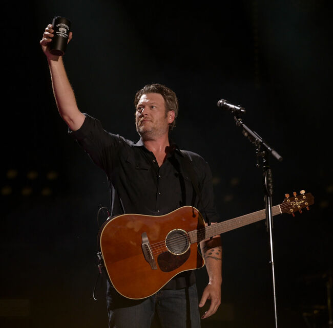 Blake Shelton Falls On Stage During Concert Bobby Bones The Bobby Bones Show