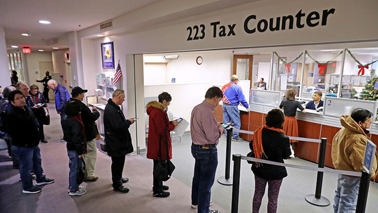 people line up to pay their taxes