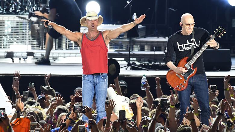 Kenny Chesney - Arrowhead Stadium.. The loudest stadium in the