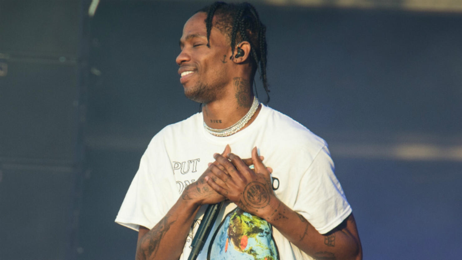 travis-scott-giving-money-to-fans