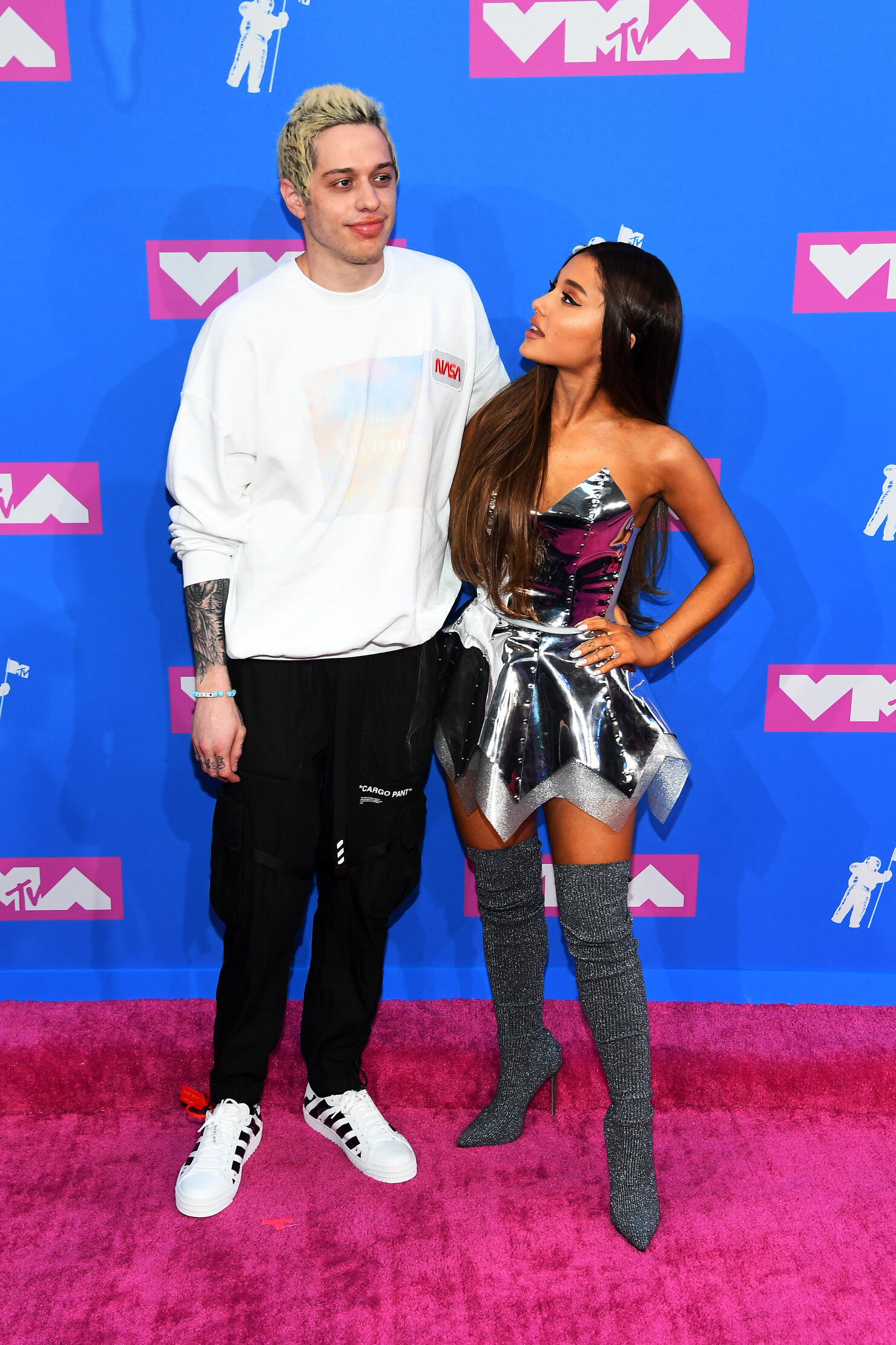 ariana-grande-pete-davidson-red-carpet-vmas