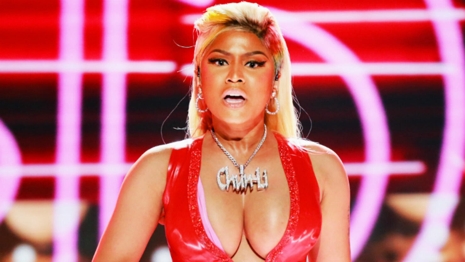 Nicki Minaj Suffers Boob Wardrobe Malfunction Nip Slip